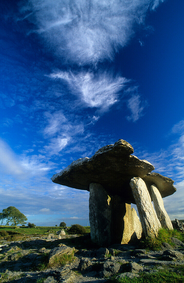 Poulnabrone Dolmen im Burren unter Wolkenhimmel, County Clare, Irland, Europa