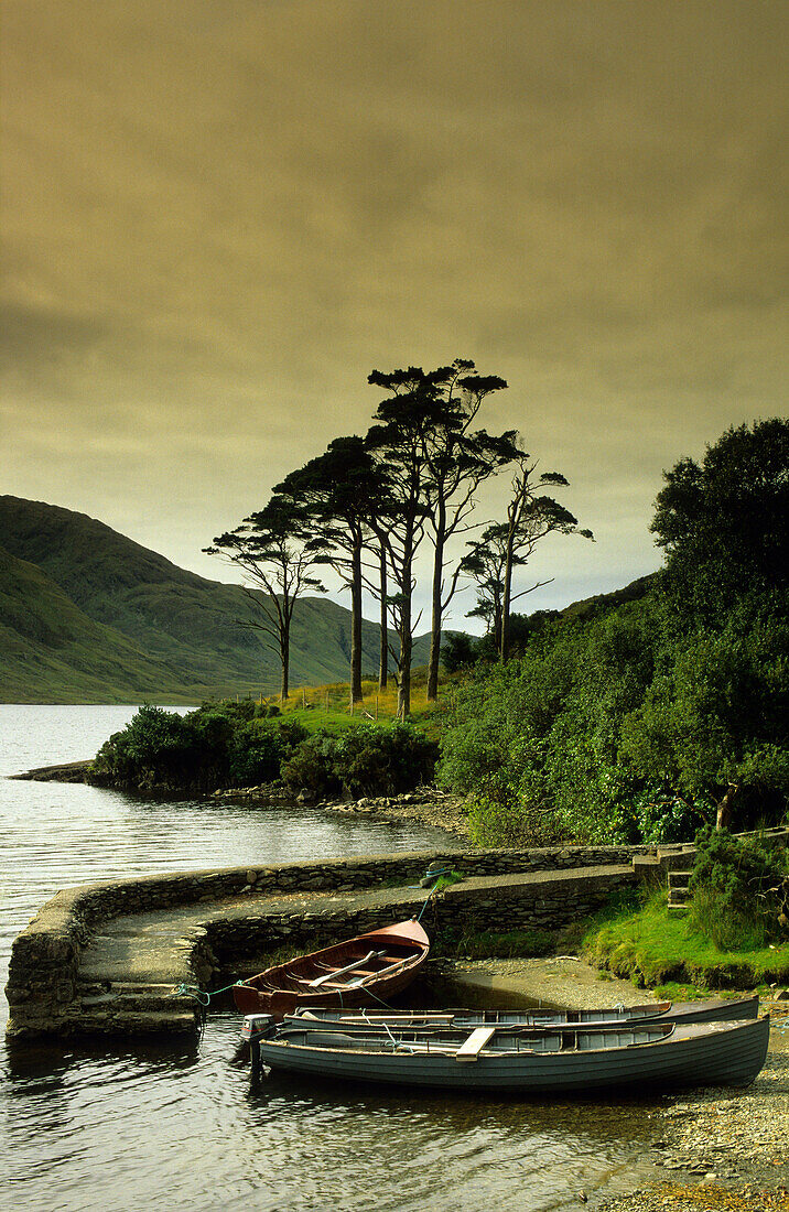 Boote an einer Anlegestelle am See Doo Lough, Connemara, County Mayo, Irland, Europa