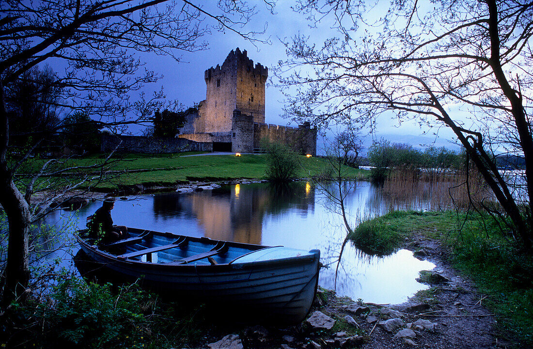 Die Burg Ross Castle am Lough Leane am Abend, Killarney Nationalpark, County Kerry, Irland, Europa