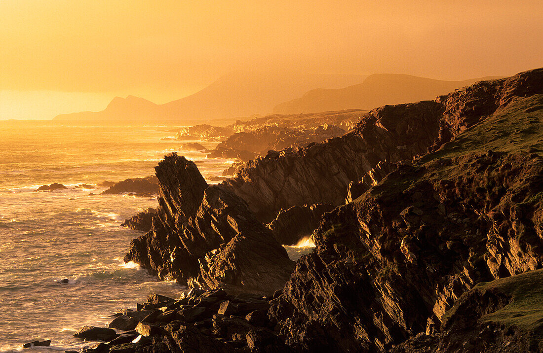 Küstenlandschaft auf der Achill Island bei Sonnenuntergang, County Mayo, Irland, Europa