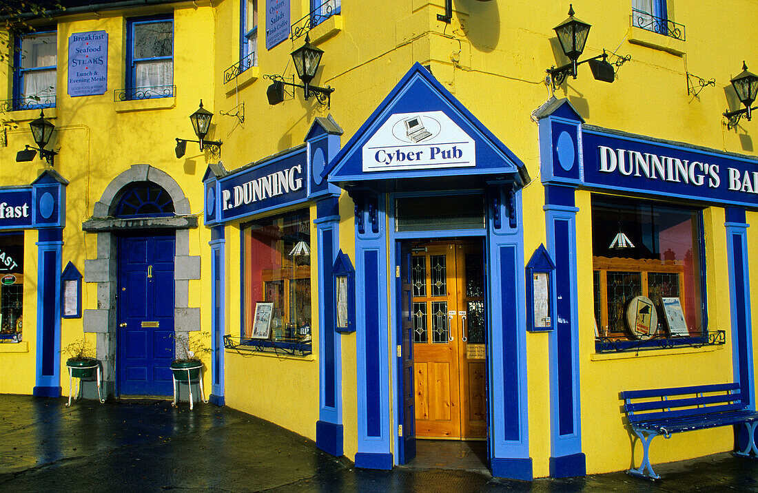 Die farbenfrohe Fassade von Dunning's Pub, Westport, County Mayo, Irland, Europa