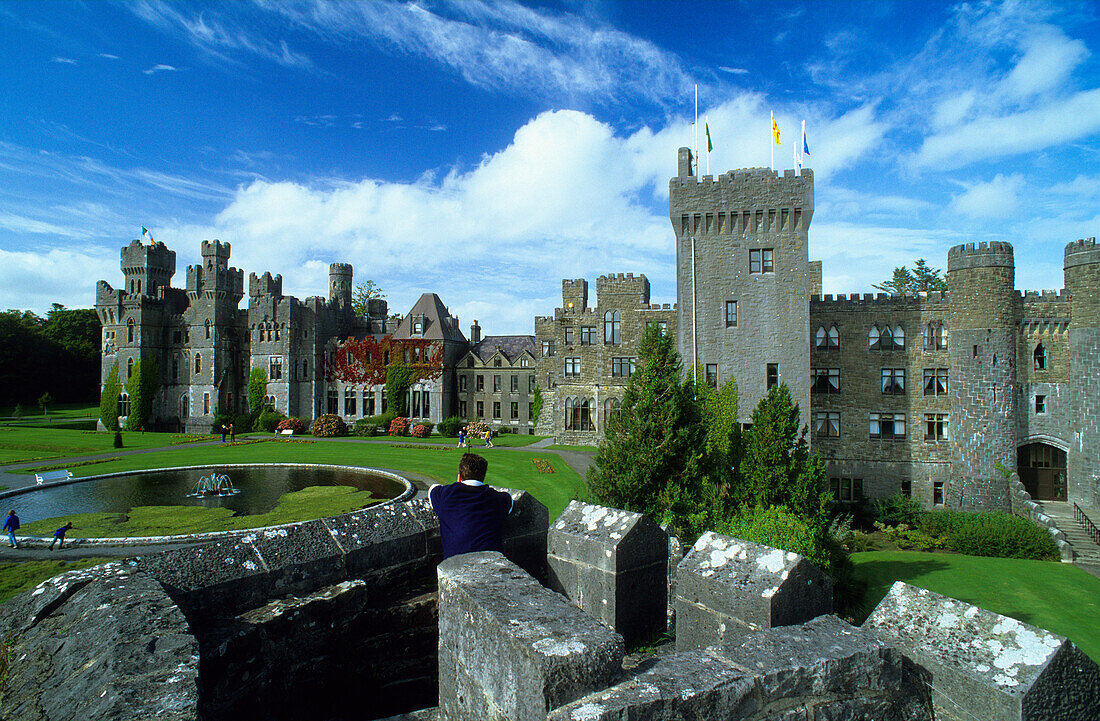 Blick auf die alten Mauern und Zinnen von Ashford Castle, County Mayo, Irland, Europa