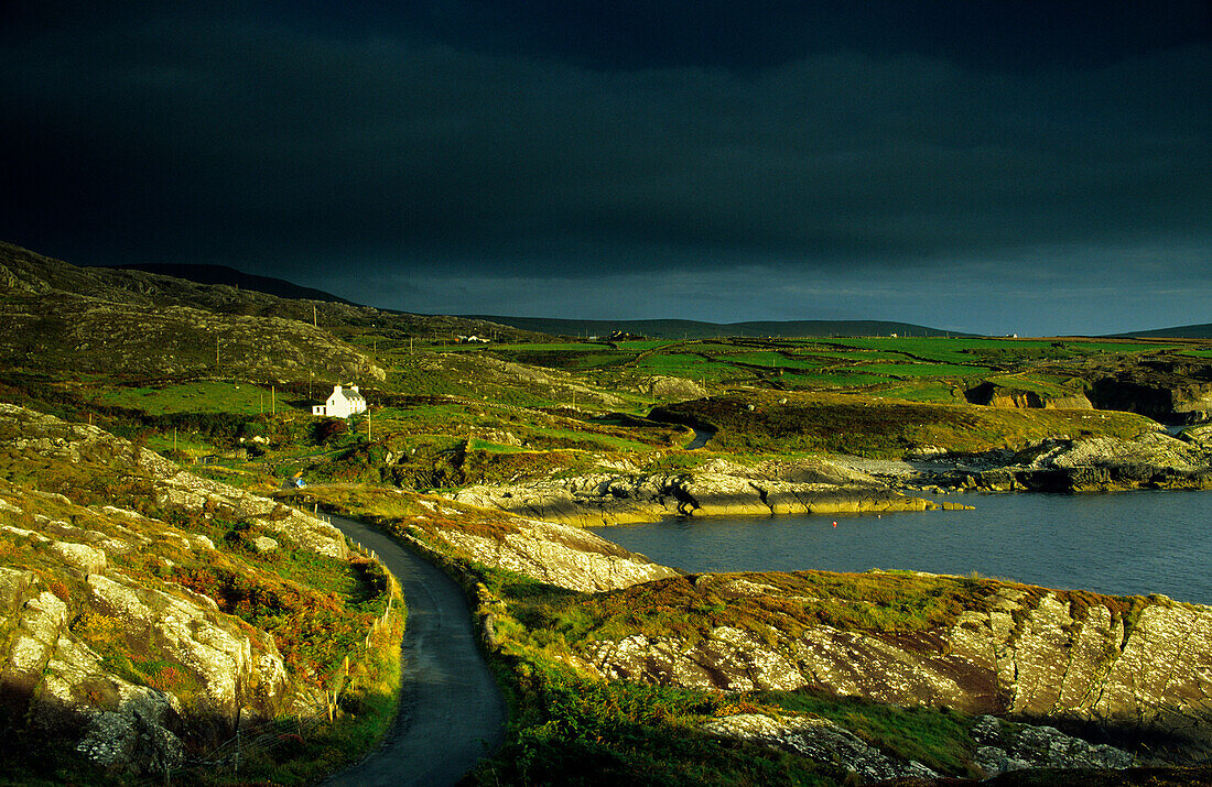 Küstenlandschaft im Ring of Beara unter Gewitterwolken, County Cork, Irland, Europa