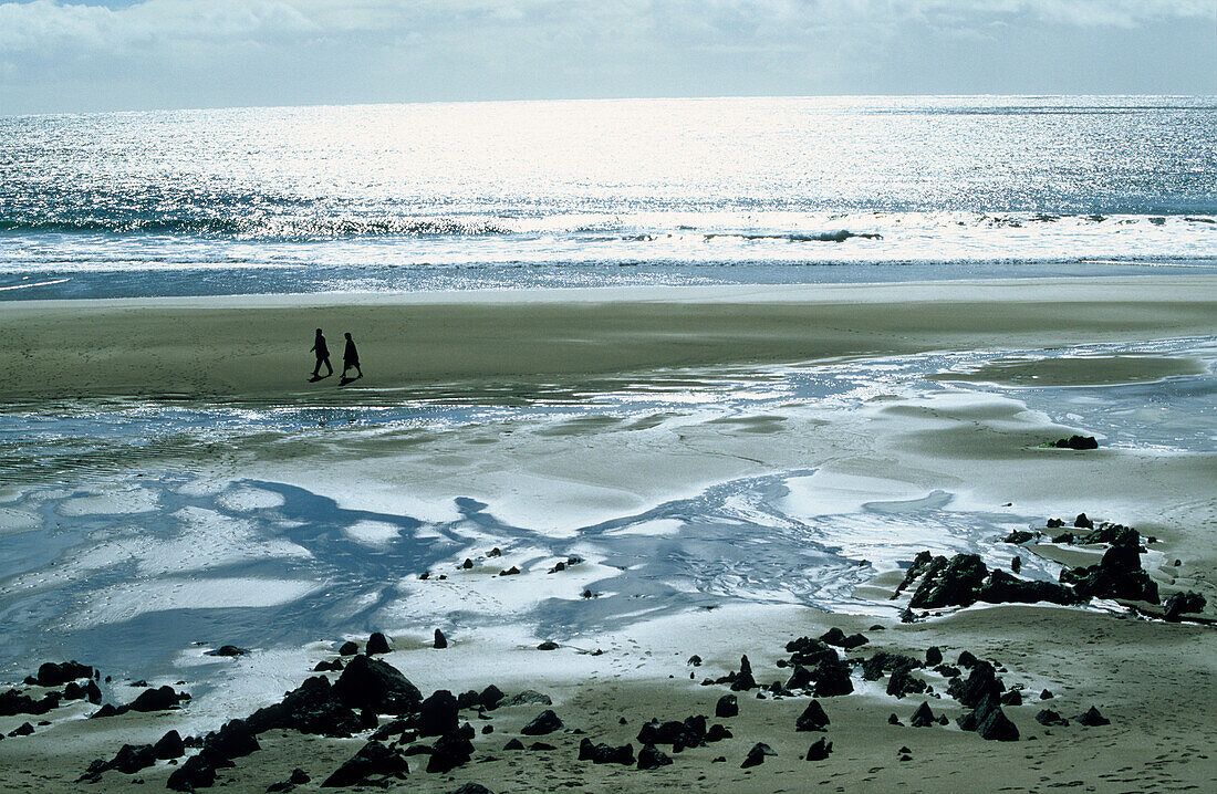 Menschen gehen über den Strand in der St. Finan's Bay, County Kerry, Irland, Europa