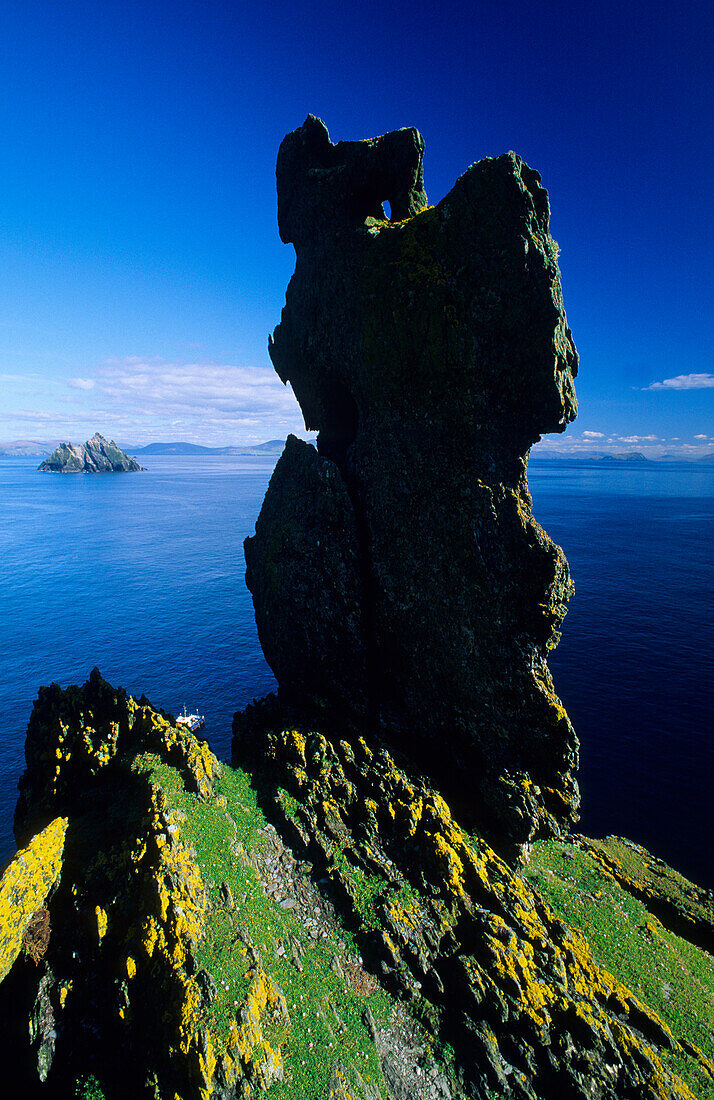 Felsformationen auf den Skellig Inseln unter blauem Himmel, County Kerry, Irland, Europa
