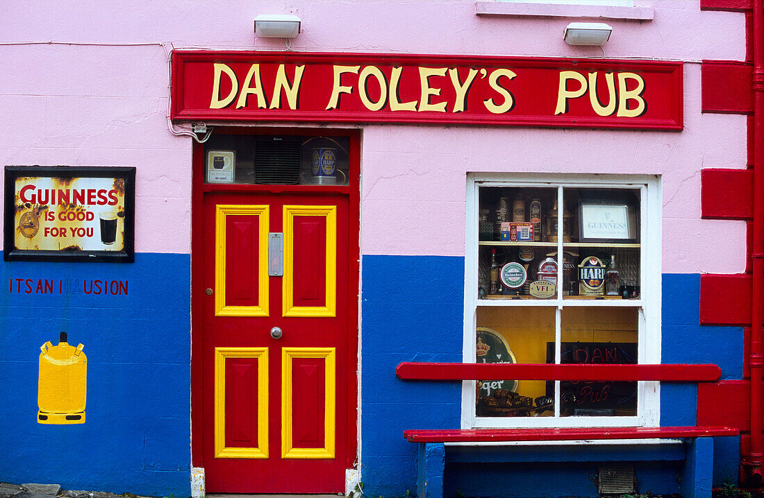 Blick auf die bunte Fassade von Dan Foley's Pub, Anascaul, County Kerry, Irland, Europa