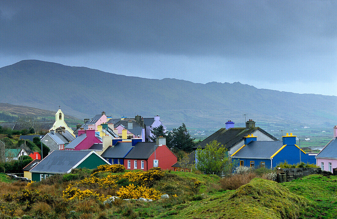 Bunte Häuser unter grauen Wolken, Eyeries, Halbinsel Beara, County Cork, Irland, Europa