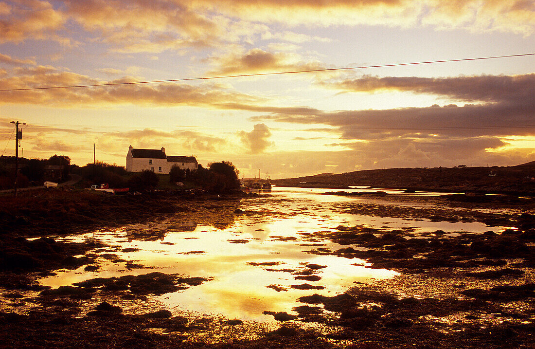 Cottage in der Coulagh Bay bei Sonnenuntergang, County Kerry, Irland, Europa