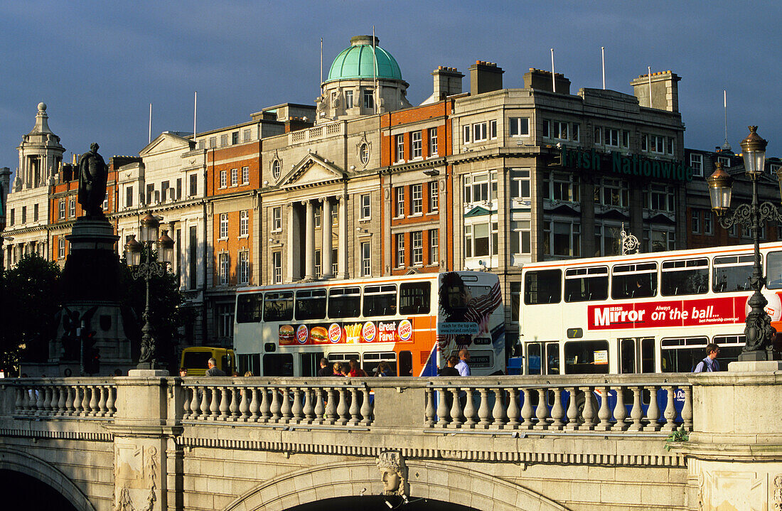Doppeldeckerbusse auf der O'Connell Brücke im Sonnelicht, Dublin, Irland, Europa