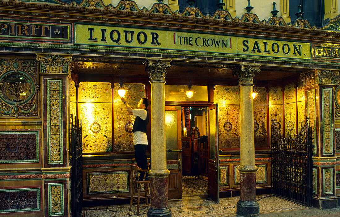 The Crown Liquor Saloon in der Great Victoria Street, Belfast, County Antrim, Nordirland, United Kingdom, Europe