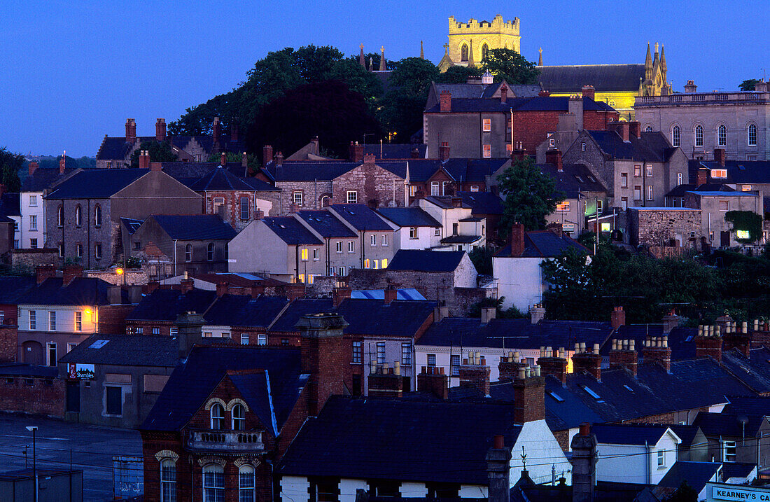 Blick über Armagh im Abendlicht, County Armagh, Nordirland, Vereinigtes Königreich, Europa