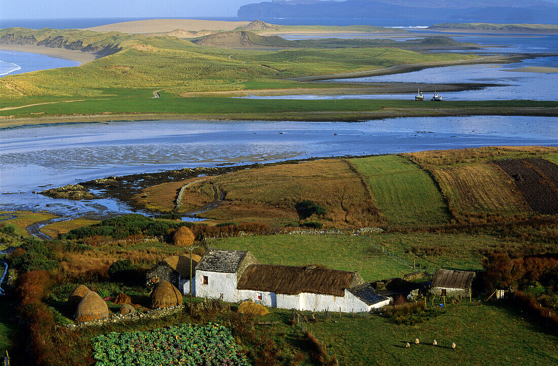 Küstenlandschaft mit Cottage, Bauernhof in Gortahork, County Donegal, Ireland, Europe