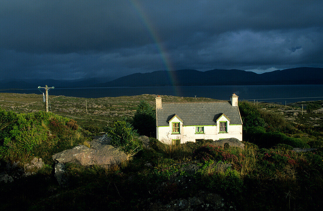 Cottage an der Küste, Regenbogen, Ring of Kerry, County Kerry, Irland, Europa