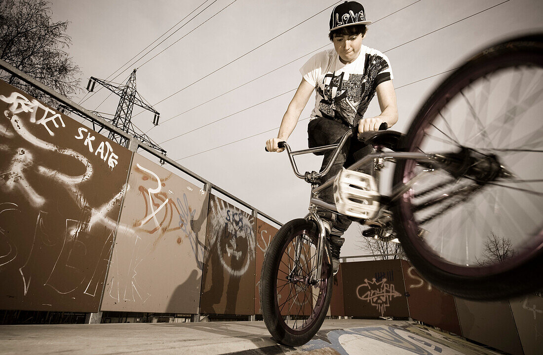 Ein Teenager auf einem BMX Rad am Abend, Wagram, Österreich