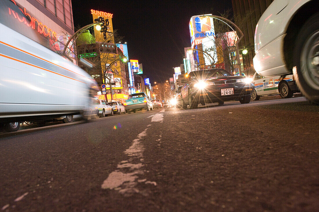 Strassenszene, Autos fahren bei Nacht auf einer Hauptstrasse, Sapporo, Hokkaido, Japan, Asien