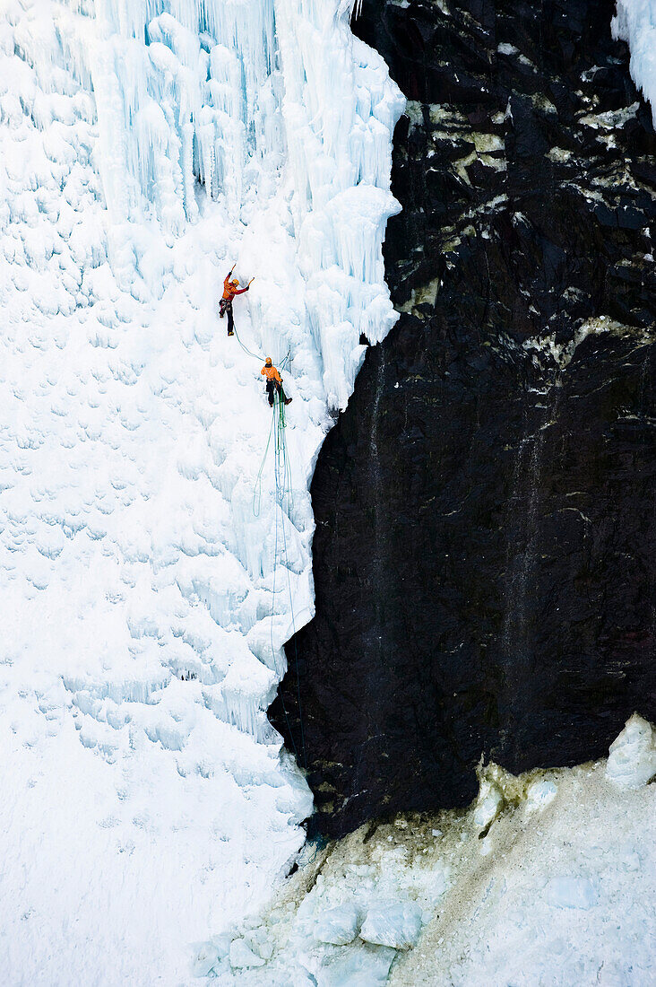 Zwei Männer klettern an einer Eiswand hoch, Hokkaido, Japan, Asien