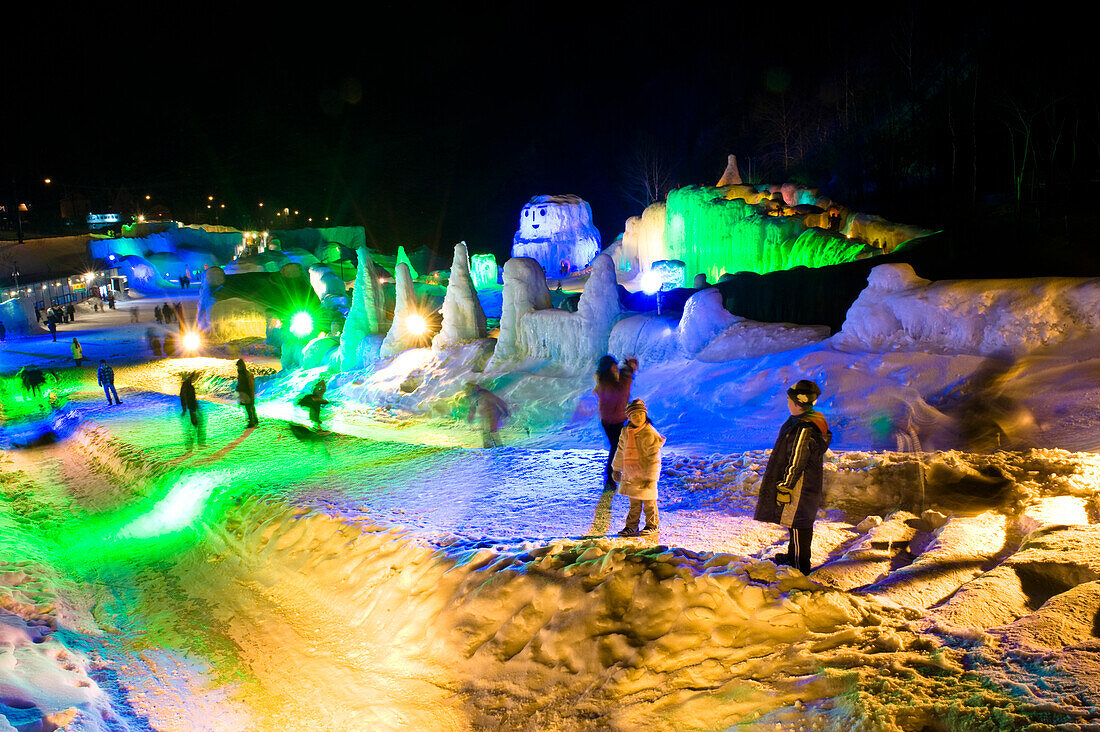 Menschen in künstlicher Eiswelt bei Nacht, Freizeitanlage, Sounkyo Canyon, Hokkaido, Japan, Asien