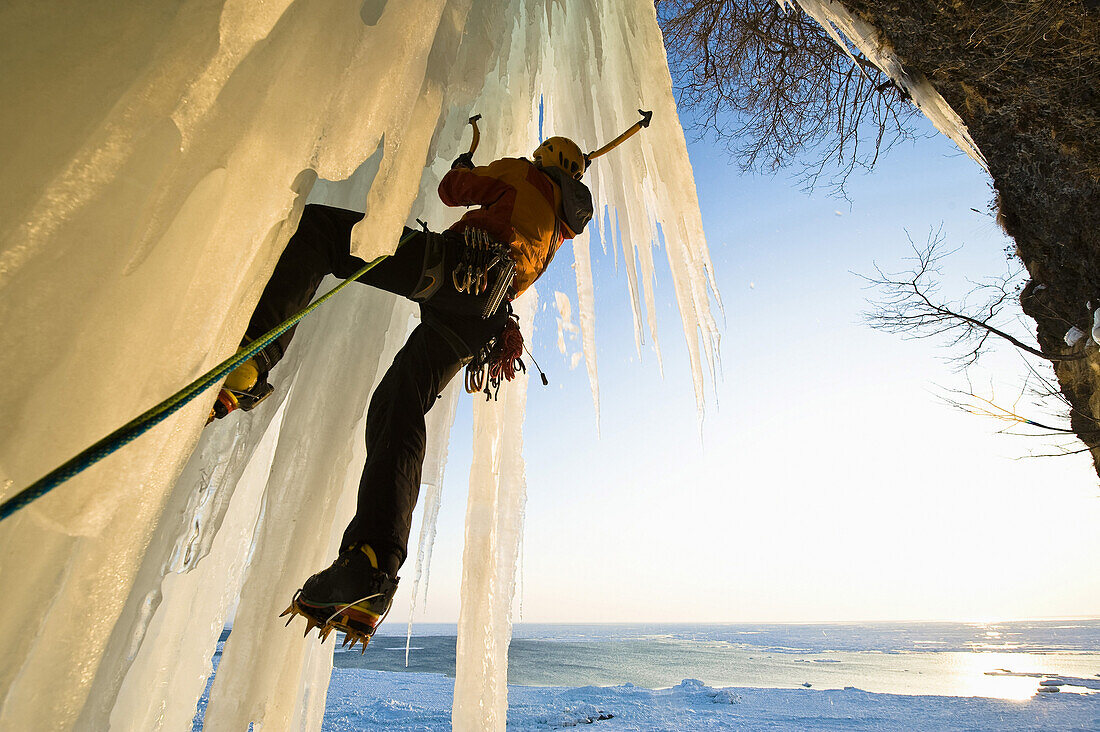 Mann beim Eisklettern, Abashiri, Hokkaido, Japan