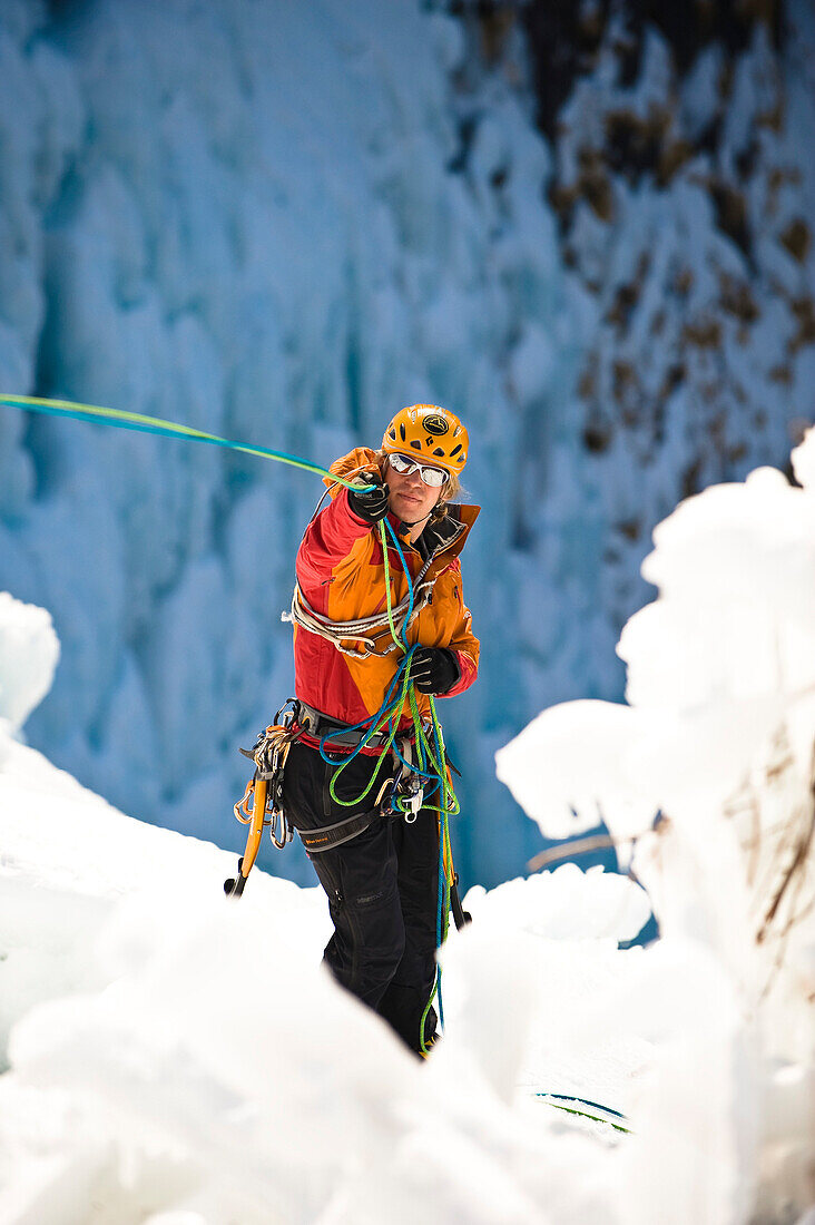 Ein Mann wirft ein Kletterseil, Hokkaido, Japan, Asien