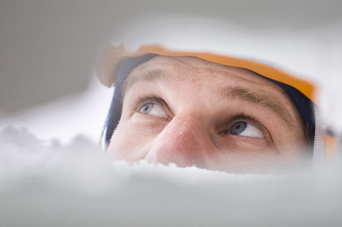 Mann mit Helm blickt nach oben, Hokkaido, Japan