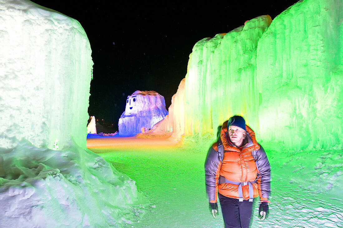 Ein Mann geht nachts durch künstliche Eiswelt, Freizeitanlage, Sounkyo Canyon, Hokkaido, Japan, Asien