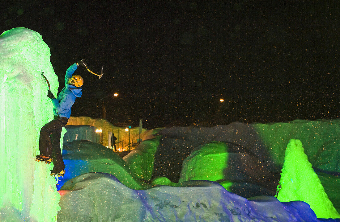 Mann beim Eisklettern bei Nacht, Hokkaido, Japan