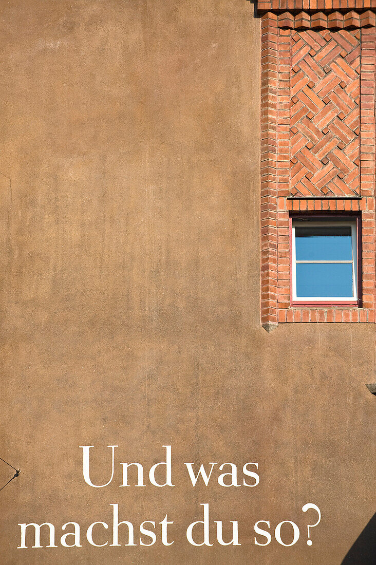 Hauswand mit Fenster und Schriftzug, Linz, Oberösterreich, Österreich