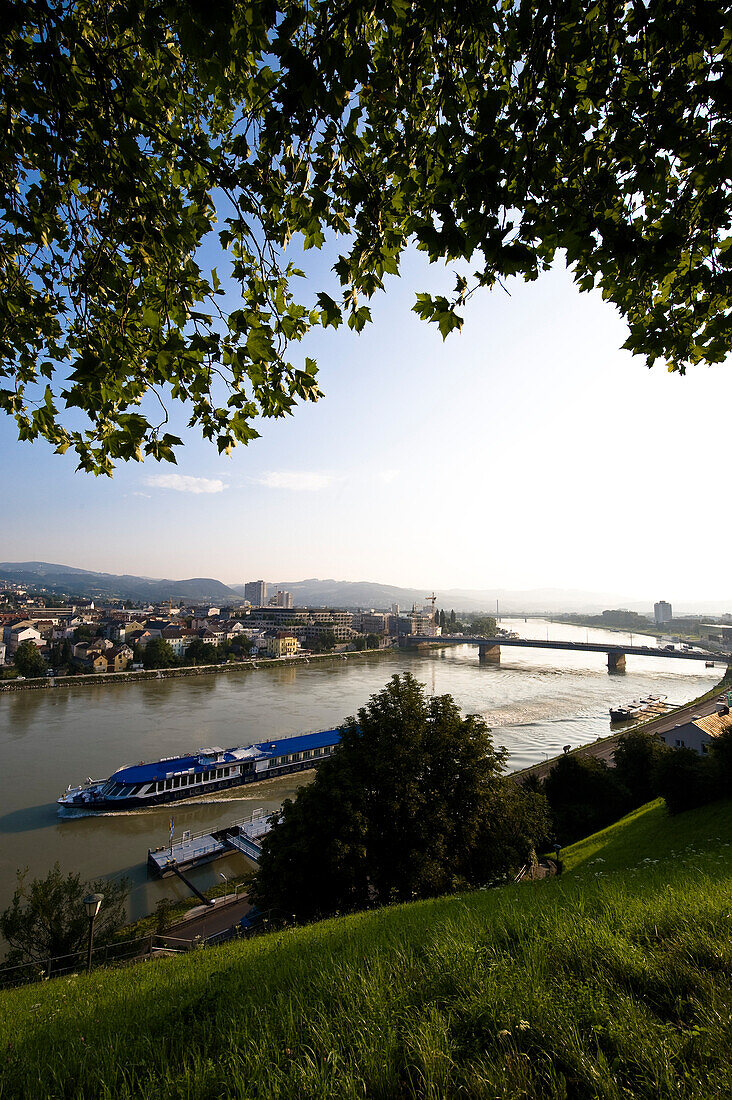 Blick vom Schloßberg auf die Donau mit Ausflugsschiff und Nibelungenbrücke, Linz, Oberösterreich, Österreich