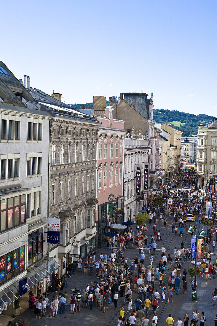 Menschenmenge beim Pflasterspektakel, Linz, Oberösterreich, Österreich