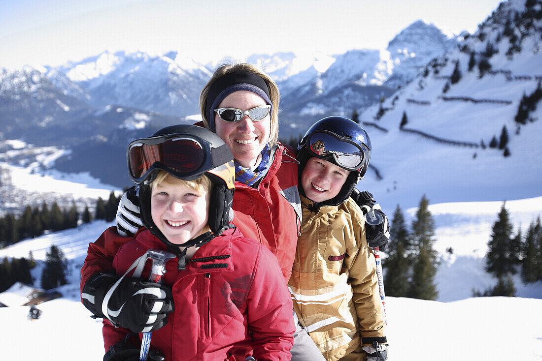 Mutter und Söhne auf Skipiste, See, Tirol, Österreich
