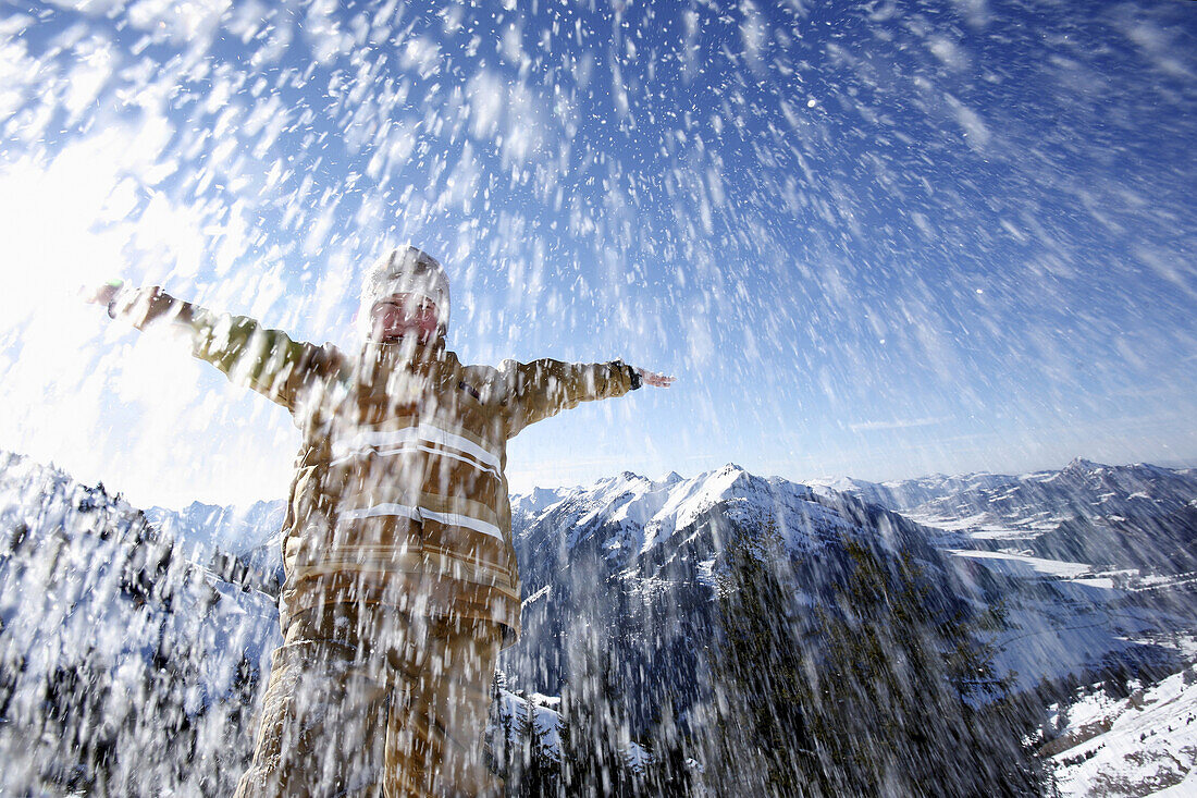 Junge steht im Schnee, See, Tirol, Österreich