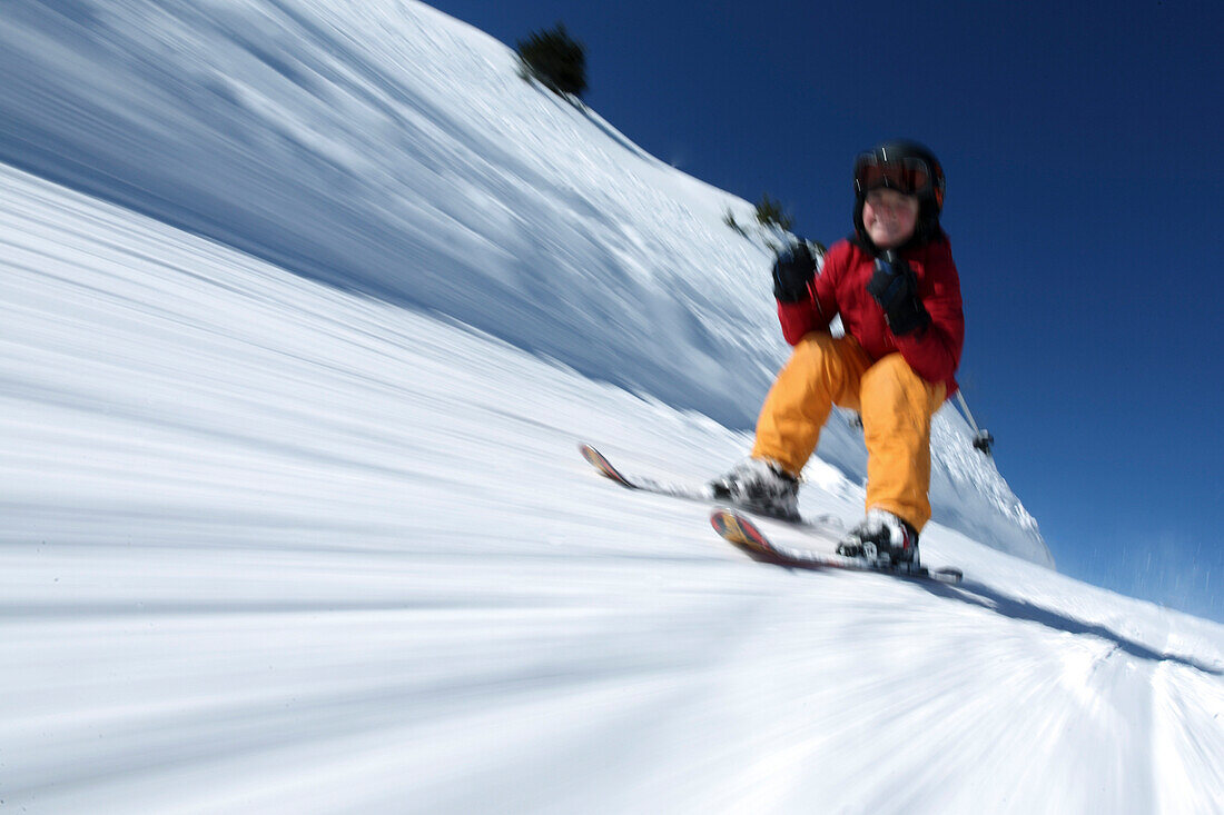 Kind beim Skifahren, See, Tirol, Österreich