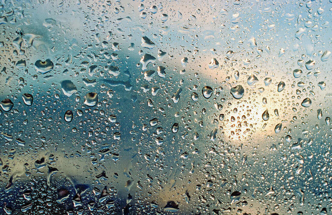 Regen, Regentropfen an Fenster, Deutschland