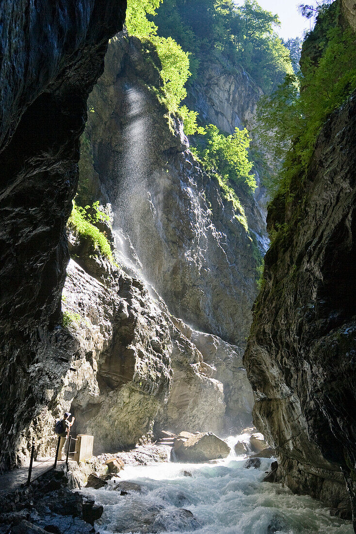 Wandern in der Partnachklamm bei Garmisch-Partenkirchen, Oberbayern, Deutschland