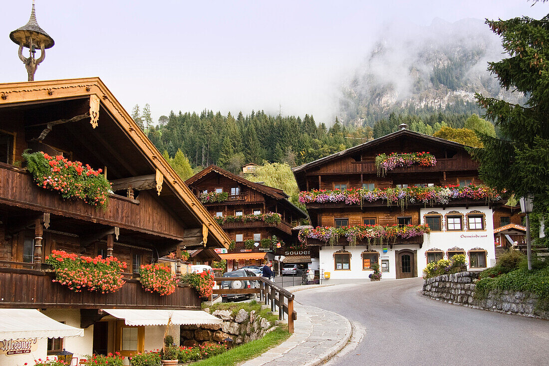 Typische Häuser in Alpbach, Alpbachtal, Alpen, Tirol, Österreich, Europa