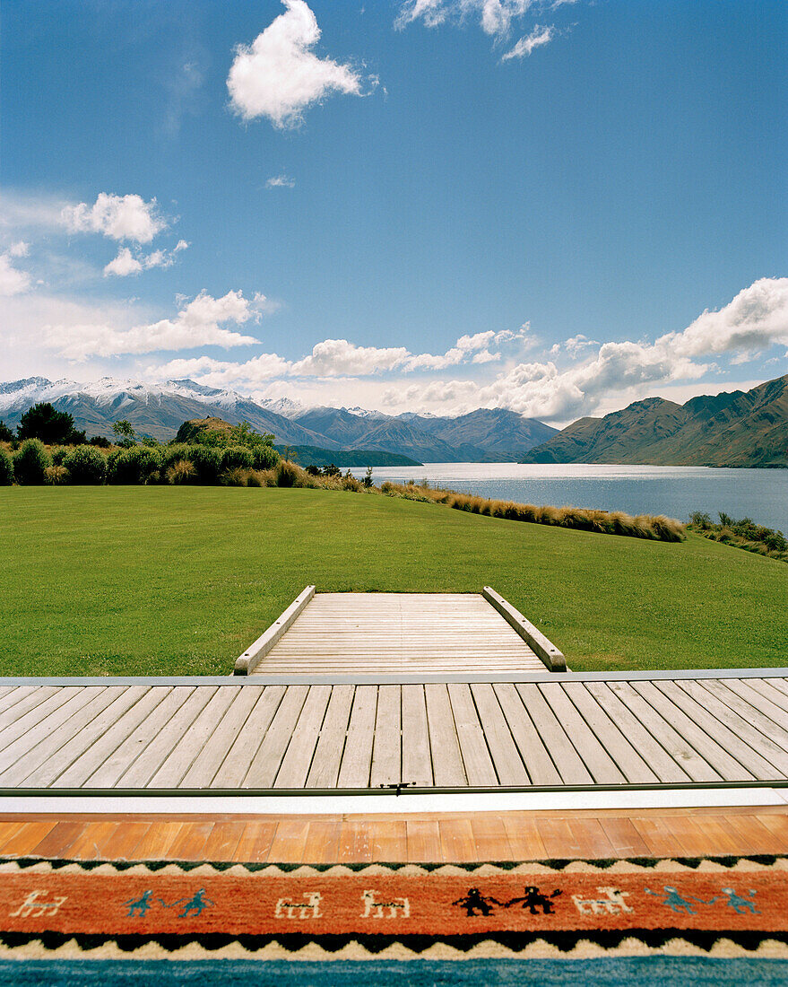 Terasse und Garten der Luxus Whare Kea Lodge im Sonnenlicht, See Wanaka, Wanaka, Central Otago, Südinsel, Neuseeland