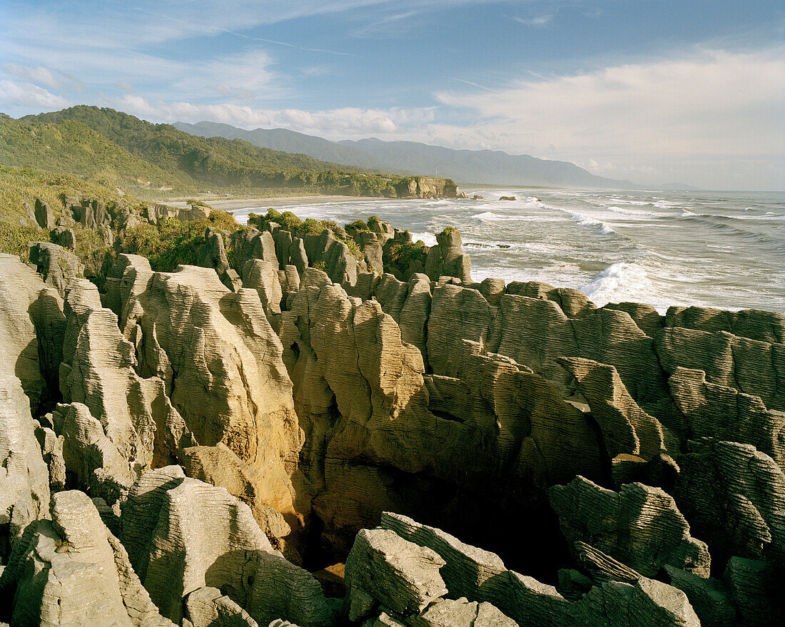 Pancake Rocks, Felsformation an der Küste im Sonnenlicht, Punakaiki, Westküste, Südinsel, Neuseeland