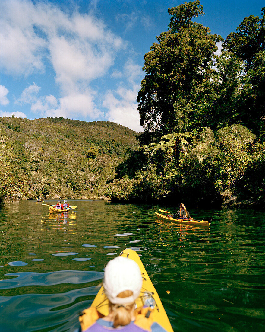 Menschen in Kajaks im Falls River Inlet, Abel Tasman Nationalpark, Nordküste, Südinsel, Neuseeland