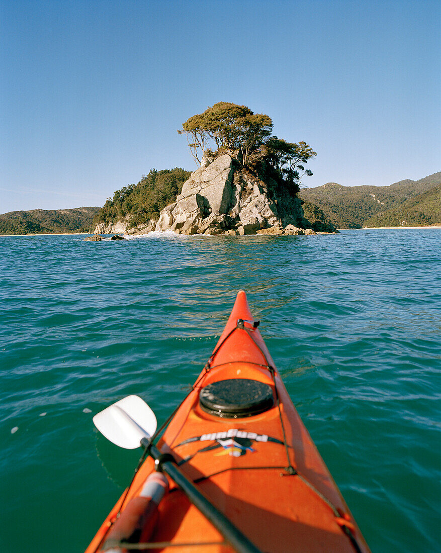 Kayak in front of a small island at Torrent Bay, Abel Tasman National Park, North Coast, South Island, New Zealand