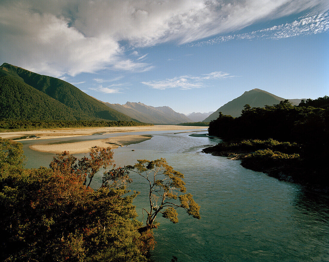 Arawata Fluss und südliche Alpen unter Wolkenhimmel, Westküste, Südinsel, Neuseeland