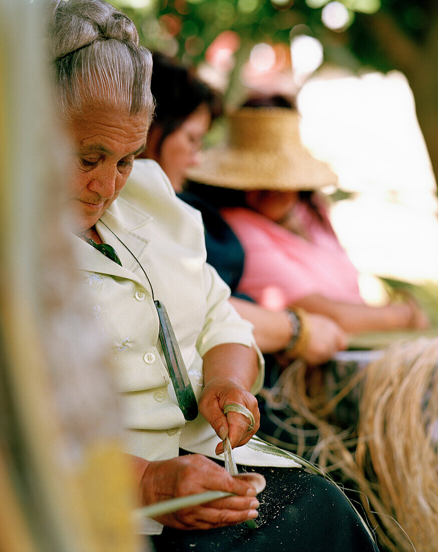 Maori Frau schabt Flachsblätter im Maori und Colonial Museum, Okains Bay, Banks Peninsula, Südinsel, Neuseeland