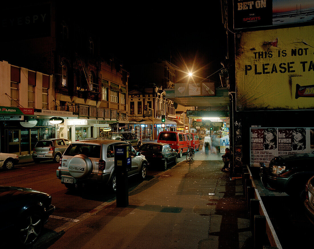 Menschen und Autos im kreativen Viertel Cuba Street bei Nacht, Wellington, Nordinsel, Neuseeland