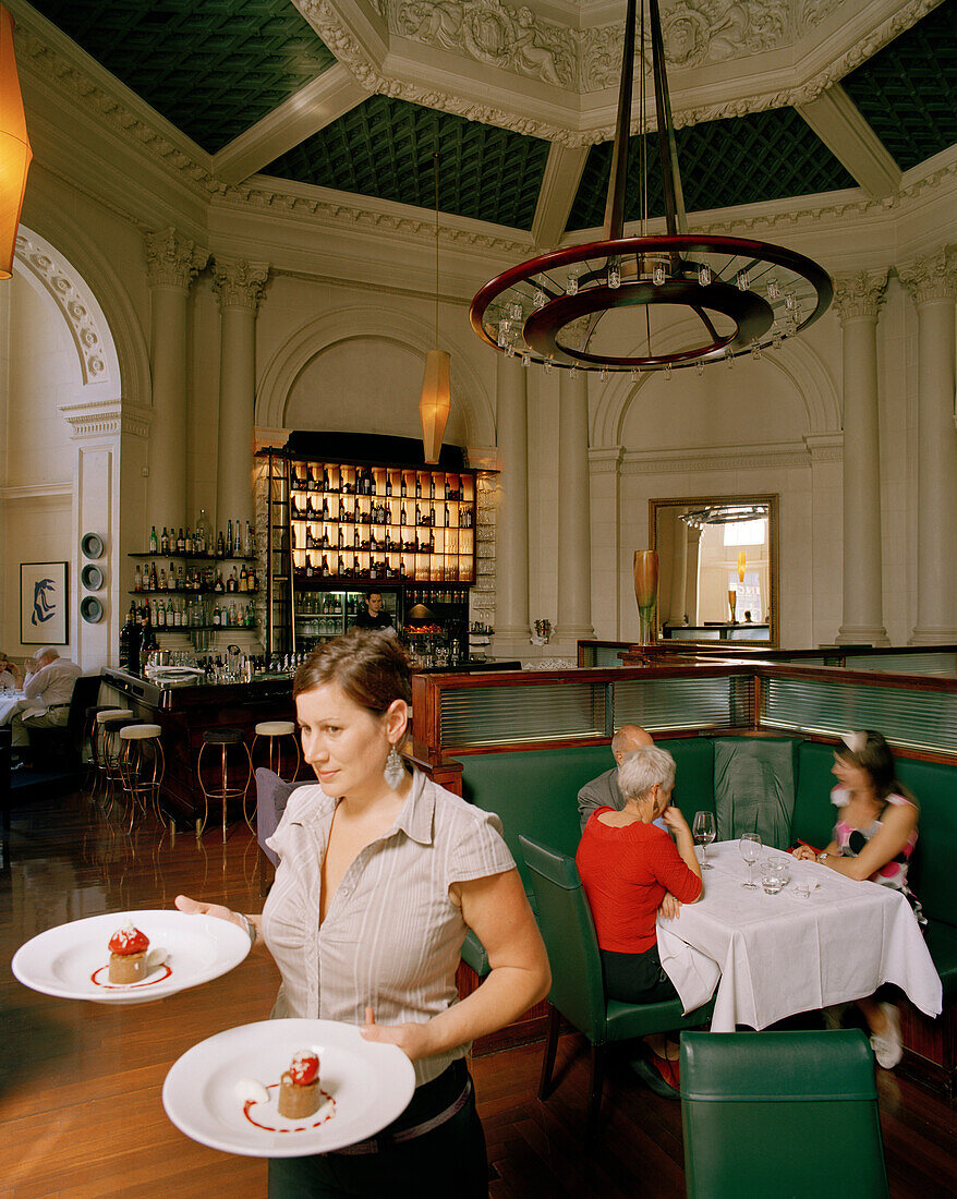 Kellnerin serviert Nachtisch im Logan Brown Restaurant, Cuba Street, Wellington, Nordinsel, Neuseeland