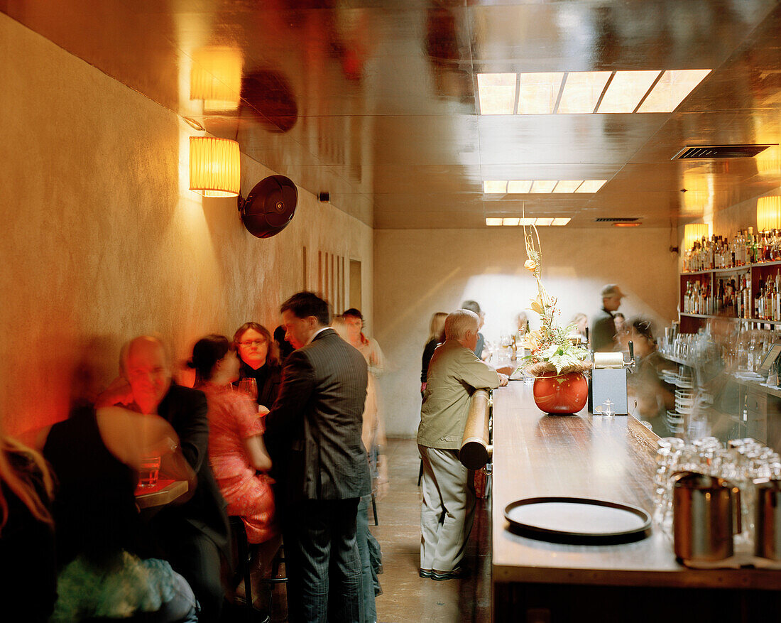 Menschen in der Matterhorn Bar, Café und Restaurant, Marion Square, kreatives Viertel Cuba Street, Wellington, Nordinsel, Neuseeland