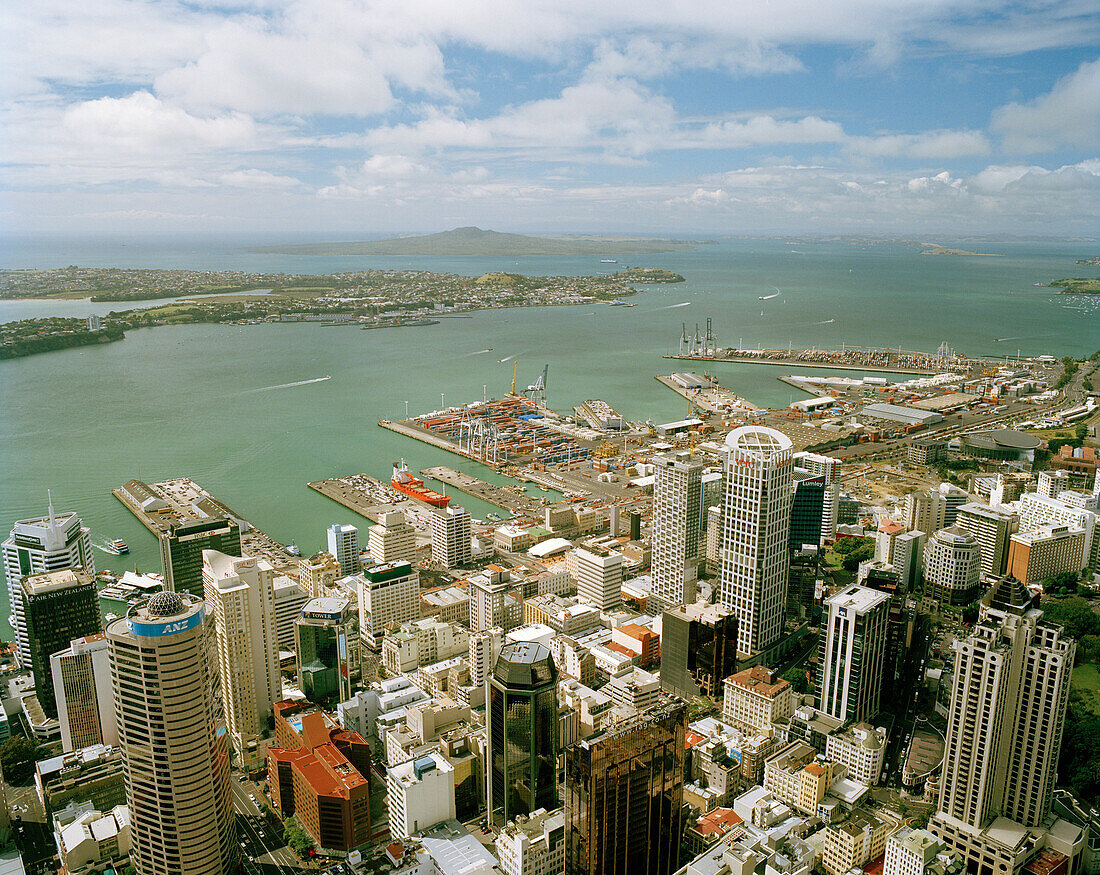 Blick von oben auf Sky Tower, Central Business District und Waitemata Harbour, Auckland, Nordinsel, Neuseeland