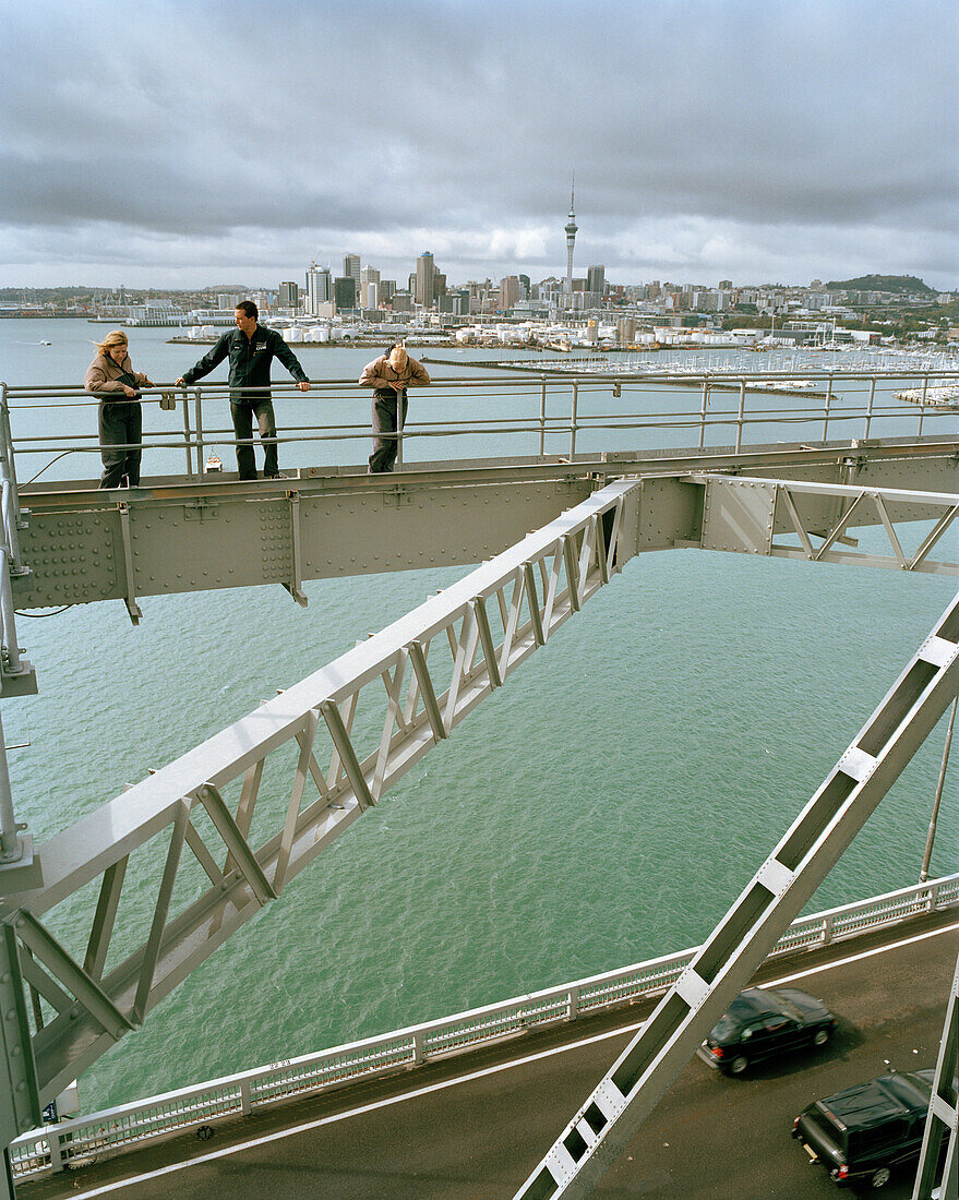 Menschen auf den Stahlbögen der Harbour Bridge unter Wolkenhimmel, Waitemata Harbour, Auckland, Nordinsel, Neuseeland