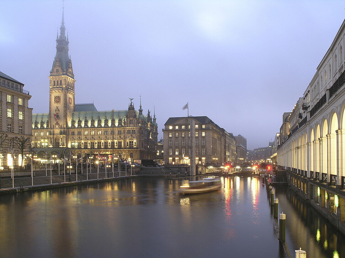 Blick über die Alster zum Rathaus, Hamburg, Deutschland