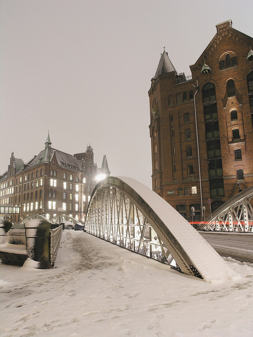 Verschneite Brücke in der Speicherstadt, Hamburg, Deutschland