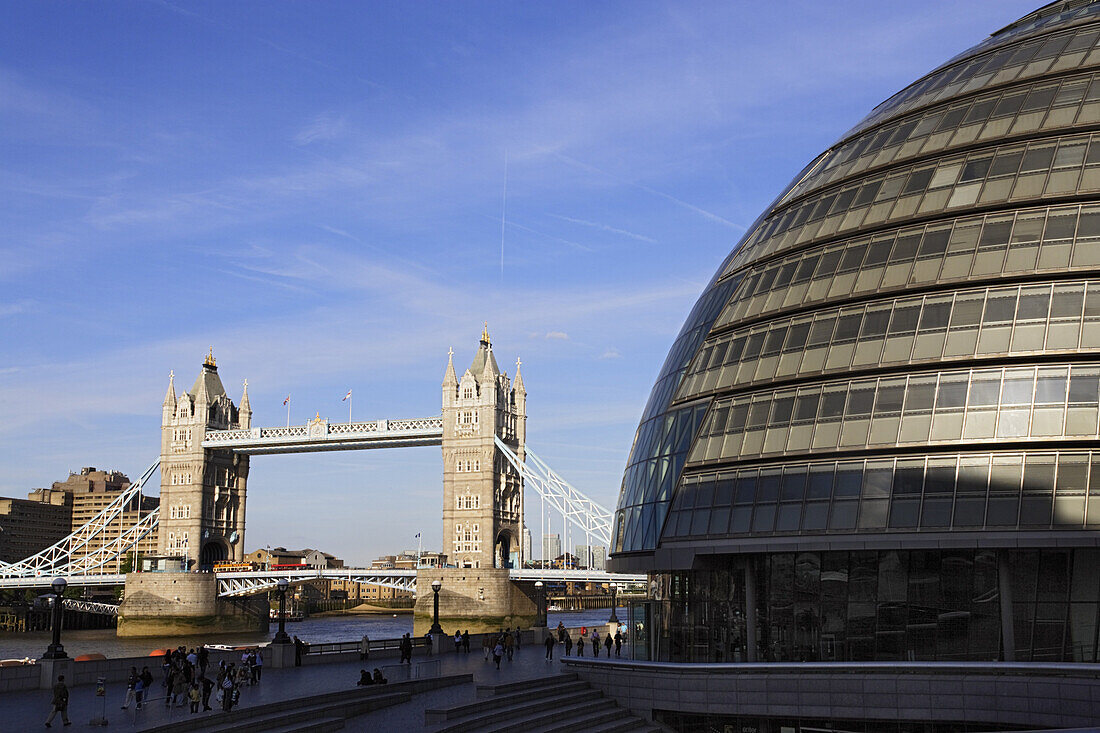 City Hall und Tower Bridge, London, London, England, Grossbritannien