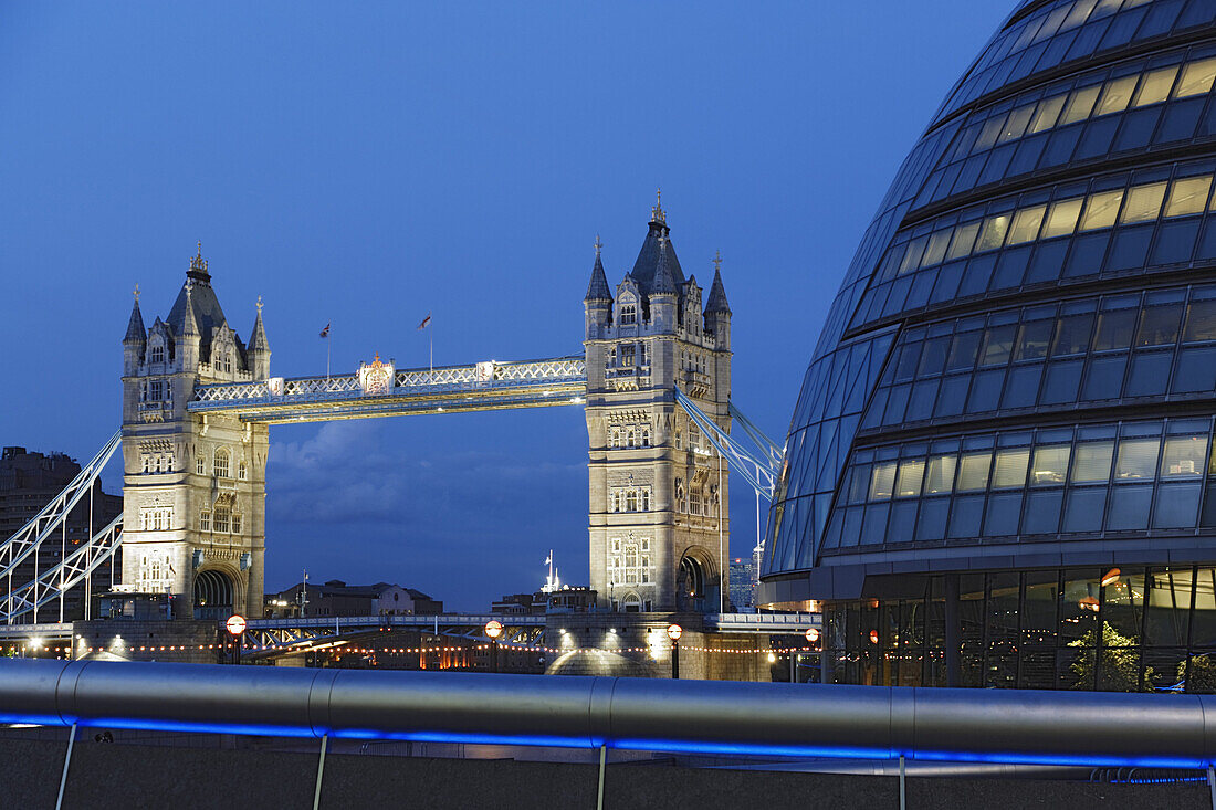 City Hall und Tower Bridge, London, London, England, Grossbritannien